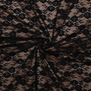 Gros plan sur un tissu en dentelle rose noire élégante avec doublure beige