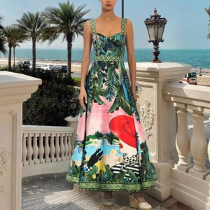 Détail de robe de plage longue avec motif tropical et scène de piscine rétro chic