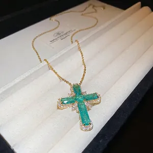 Élégant collier avec pendentif croix verte style émeraude et petits diamants