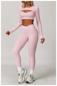 Vue détaillée du haut de yoga rose à manches longues évidées et leggings assortis