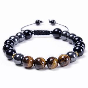 Détail des perles d'œil de tigre bleu 10mm et onyx sur bracelet tressé ajustable