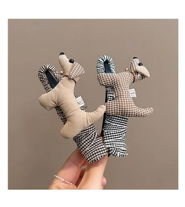 Détail de barrettes à cheveux teckel en tissu fait main avec motifs à carreaux