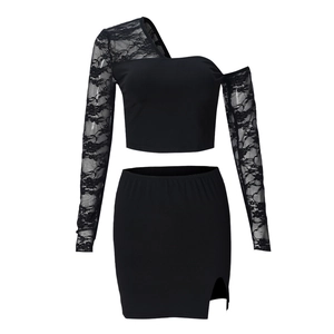 Dettaglio del set due pezzi con top in pizzo nero e minigonna con spacco laterale sexy
