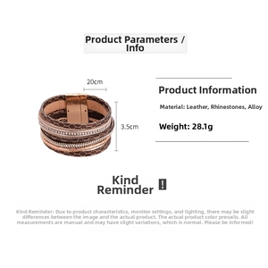 Détail du bracelet multicouche en cuir avec croix en cristal et fermoir magnétique, 20x3.5cm