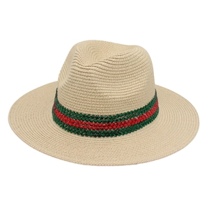 Détail du tissage en paille beige avec ruban en strass rouge et vert sur le chapeau