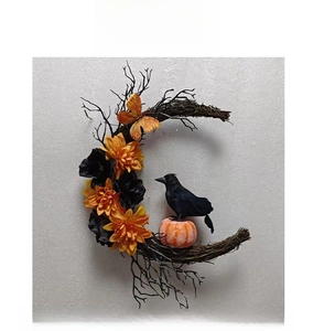 Gros plan d'un corbeau noir sur une citrouille dans une couronne d'Halloween