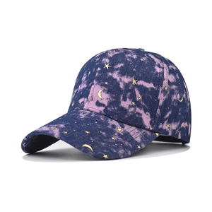 Detail van paars-roze tie-dye baseballpet met gouden sterren- en maanfoliedruk