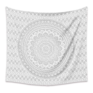 Détail d'une tapisserie mandala gris et blanc avec motifs floraux géométriques et texture