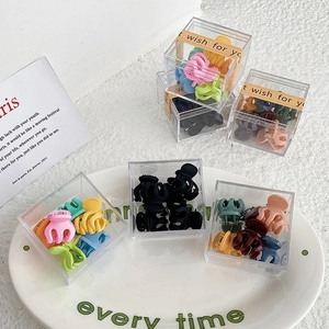 Détail de l'ensemble de mini pinces à cheveux colorées en boîtes acryliques pour enfants