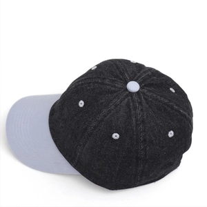Détail de casquette de baseball en denim bicolore avec coutures grises et empiècements