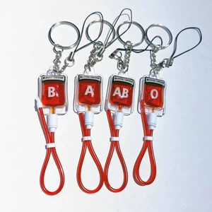 Portachiavi creativi a sacca di sangue con gruppi A, B, AB, O e inserti liquidi rossi