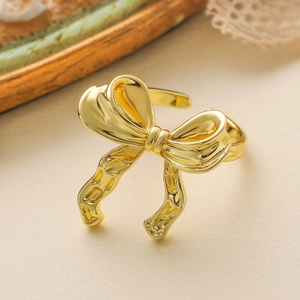 Anello aperto geometrico a forma di fiocco placcato oro 18 carati con finitura lucida