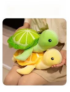 Détail de peluches tortues vert et jaune avec texture microfibre douce et rembourrage