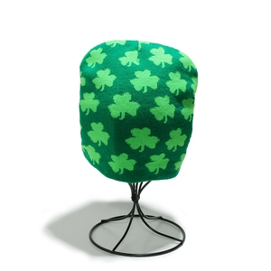 Détail du bonnet en tricot pour la Saint-Patrick avec motifs de trèfles verts