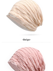 Dettaglio di un berretto in cotone a pieghe sottili in beige e rosa traspirante