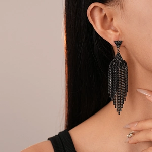 Boucles d'oreilles élégantes à pampilles en forme d'éventail avec perles noires sur modèle