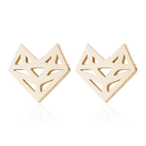 Makroaufnahme der geometrischen Origami Fuchs-Ohrstecker aus poliertem, vergoldetem Edelstahl