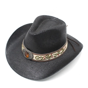 Détail d'un chapeau de cowboy noir tressé avec boucle en ambre et broderie florale