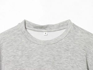 Nahaufnahme von Rundhalsausschnitt und Textur des grauen Strickkleides für Damen