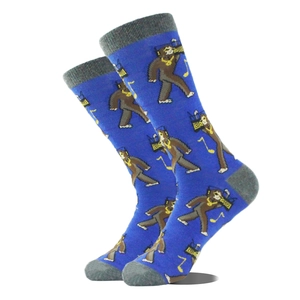 Dettaglio di calze di cotone blu con scimmie dei cartoni animati e punta rinforzata