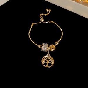 Bracciale albero della vita placcato oro con perline di zircone su sfondo nero intenso