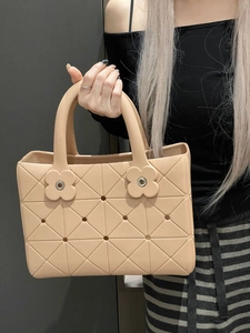 Vista dettagliata della borsa tote in EVA rosa chiaro con motivo geometrico 3D