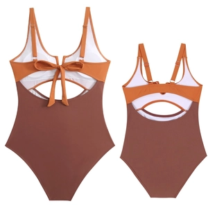 Détail d'un maillot de bain bicolore avec nœud au dos et bretelles de cou réglables