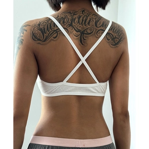 Bralette blanche côtelée avec bretelles croisées dans le dos montrée sur un mannequin