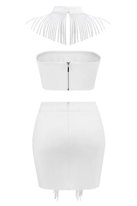 Dettaglio del set bianco a tre pezzi con collana di frange diamantate e top a fascia