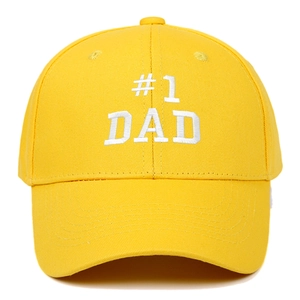 Detailansicht der weißen #1 DAD Stickerei auf der Vorderseite einer gelben Baumwollkappe