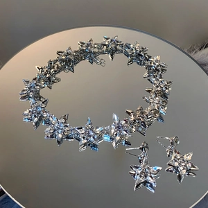 Parure collier et boucles d'oreilles étoile en argent avec strass sur fond de miroir