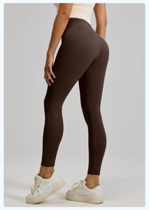 Détails arrière du legging de yoga taille haute café avec effet push-up et coupe sans couture