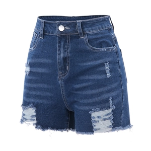 Detail von dunkelblauen High-Waist-Denim-Shorts mit Distressed-Löchern und Fransen
