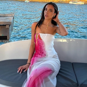 Détail de l'imprimé floral rose sur une robe bustier blanche en mesh sur un yacht