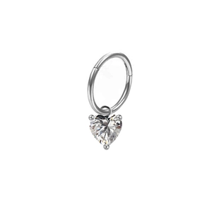 Anello al naso in argento con zircone a cuore e finitura in metallo lucido su bianco