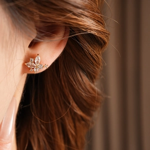 Gros plan de boucles d'oreilles papillon plaquées or avec cristaux sur le mannequin