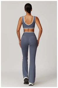Rückansicht des Yoga-Sets mit ausgestellter Hose und weißem Rand in Staubblau