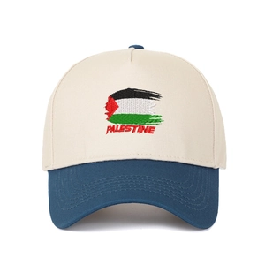 Vista dettagliata del ricamo bandiera Palestina su cappello baseball bicolore beige blu