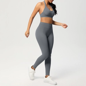Dettaglio del set yoga grigio a coste con leggings a vita alta e reggiseno sportivo a collo alto