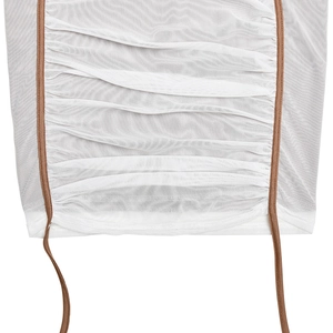 Détail de la robe en maille blanche avec texture froncée et accents de cordon marron