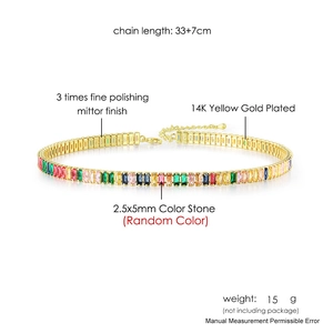 Macro du collier tennis en zircons colorés avec plaquage or 14K et chaîne de 33+7cm