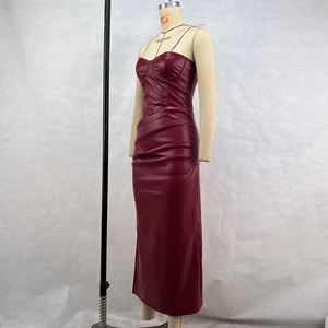 Détail de la robe midi en simili cuir bordeaux avec fronces et bustier style corset