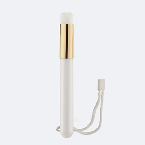 Brosse de nettoyage visage minimaliste avec poils doux et virole en métal doré brillant