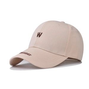 Détail de la broderie 'W' et 'WEDNESDAY' sur la casquette en coton lavé beige