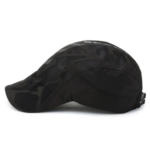 Béret en maille noire pour femme avec lettrage SPORT blanc et tissu respirant et léger