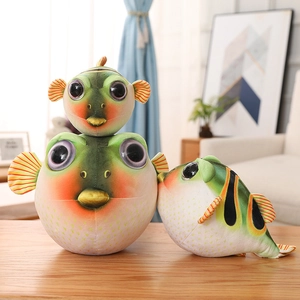 Détail de peaux de peluches de poisson-globe colorées avec nageoires rayées sur bois