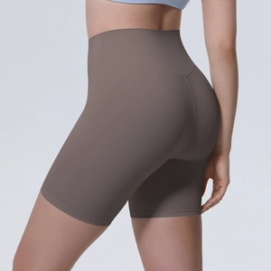 Détail arrière du short de yoga moka taille haute avec couture en V effet push-up