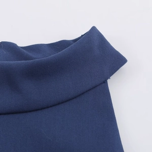 Gros plan du licou en tricot bleu foncé avec une texture de tissu de haute qualité