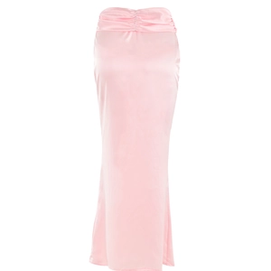 Détail de la jupe longue en satin rose montrant les plis de la taille et la texture soie