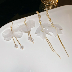 Boucles D'oreilles Pendantes Élégantes À Franges De Pétales En Acrylique Blanc Avec Zircon Strass Et Künstliche Perle Pour Femmes